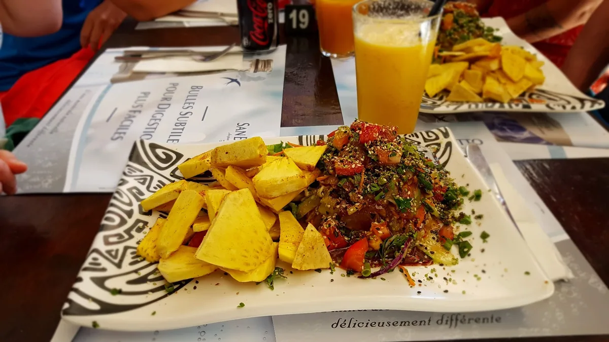 Plat brunch avec poké et smoothies, Café Maeva