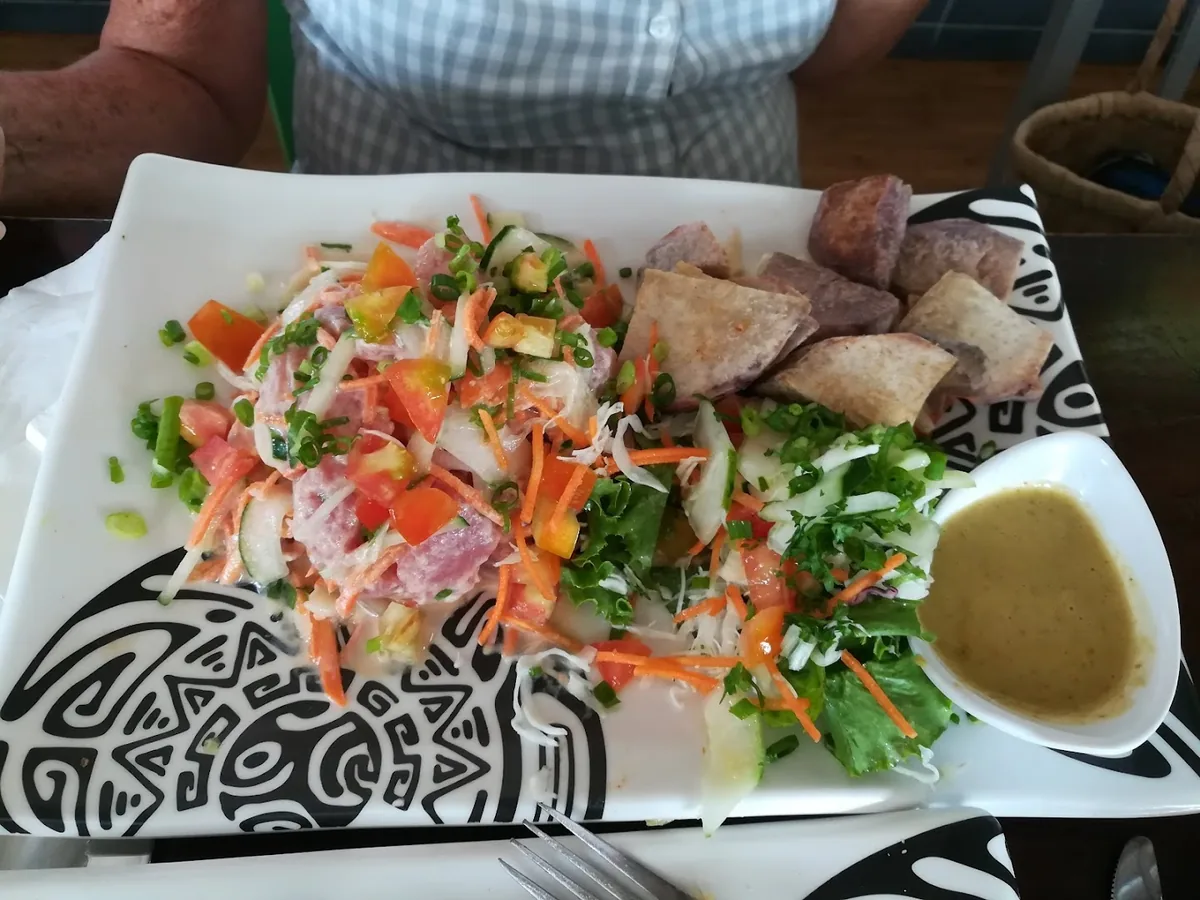 Poulet sauce vanille, riz et frites, Café Maeva