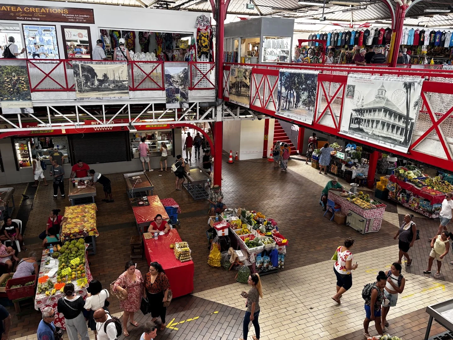 Le Marché de Papeete, structure en métal rouge, vue d'en haut