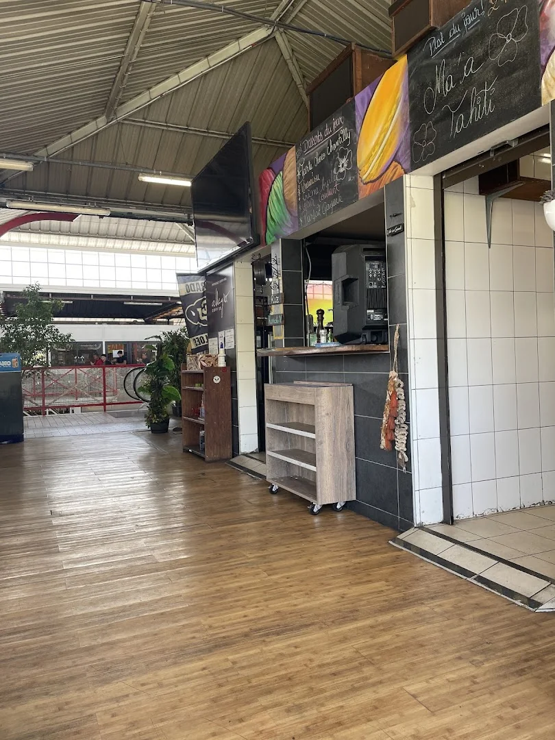 Carte de Café Maeva affichée sur ardoise au Marché de Papeete : plat du jour, brunch, café et jus